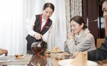 在酒店当服务员的工作总结通用6篇