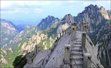 17《爬天都峰》教案推荐8篇